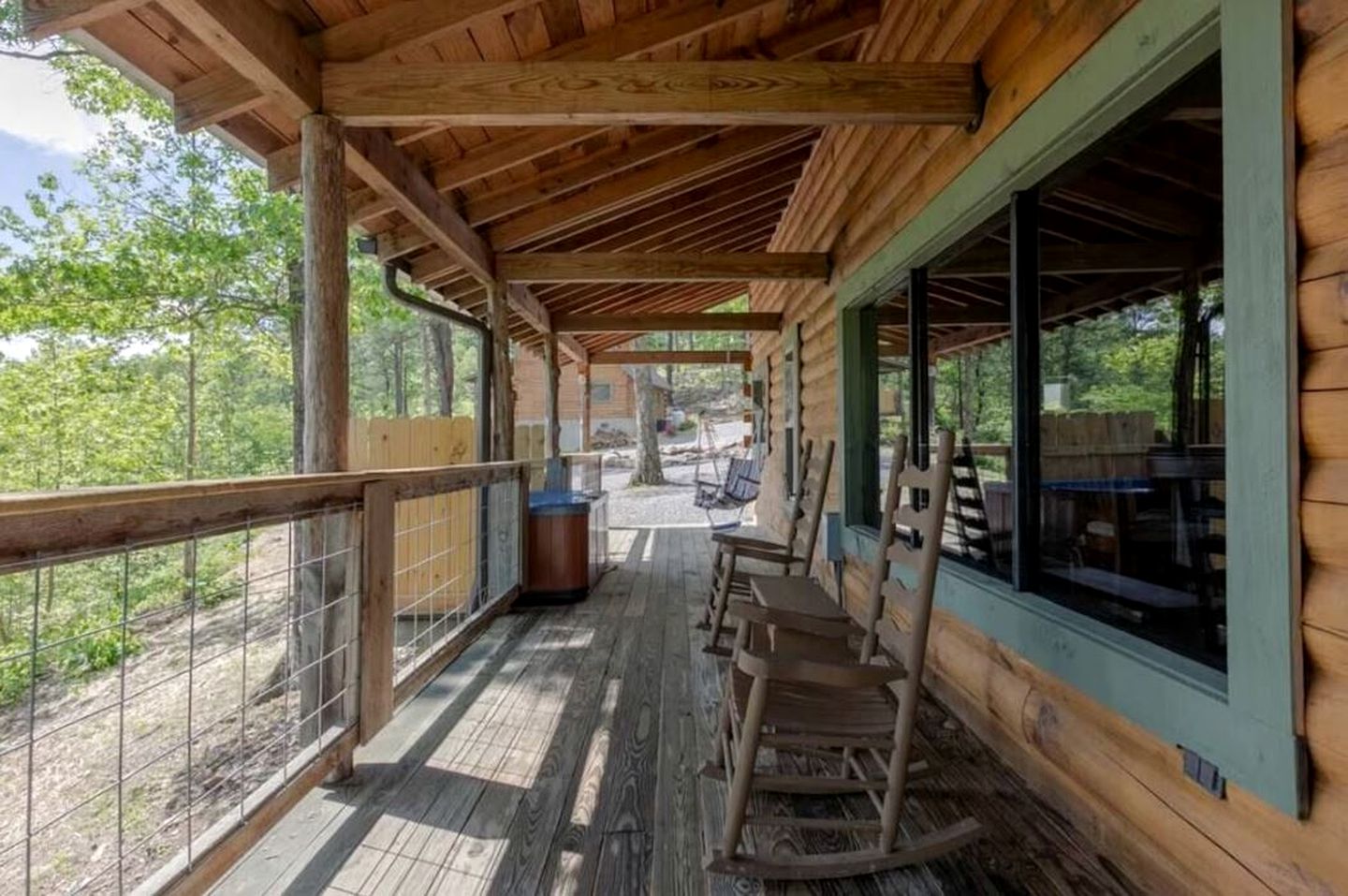 Idyllic Mountain Retreat with Jacuzzi and Stunning Views from the Deck in Townsend, Tennessee