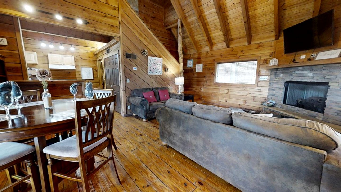 Idyllic Mountain Retreat with Jacuzzi and Stunning Views from the Deck in Townsend, Tennessee