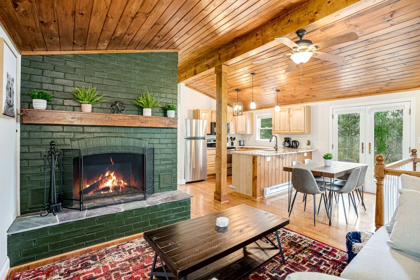 Fun and Modern Cabin with Pool Table, Hot Tub and Fire Pit for Your Perfect Getaway in Historic Harpers Ferry, WV