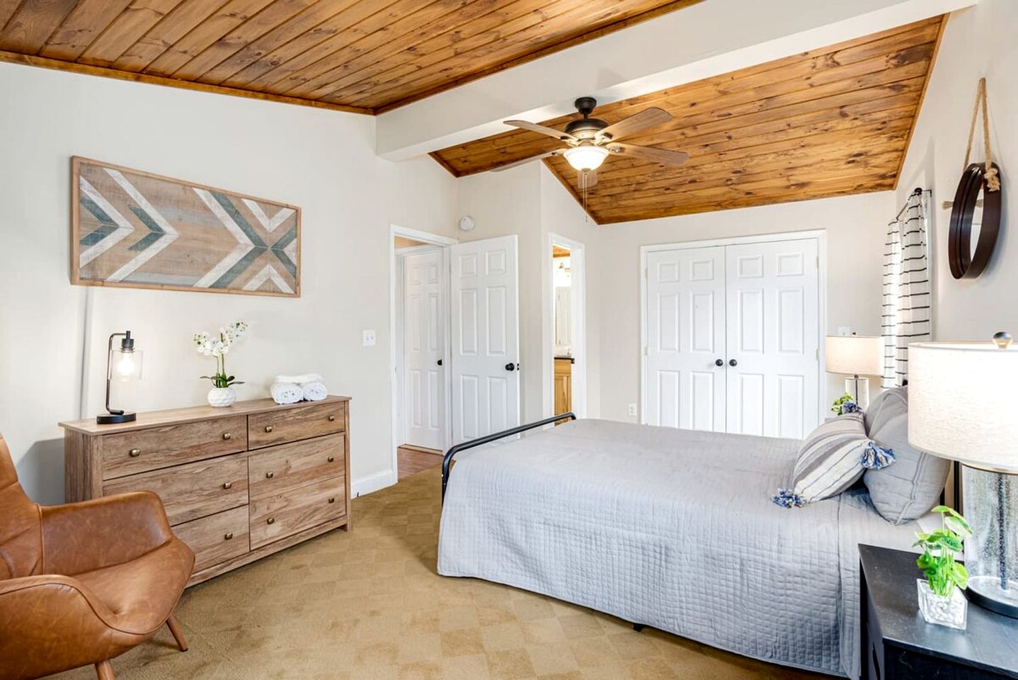 Fun and Modern Cabin with Pool Table, Hot Tub and Fire Pit for Your Perfect Getaway in Historic Harpers Ferry, WV