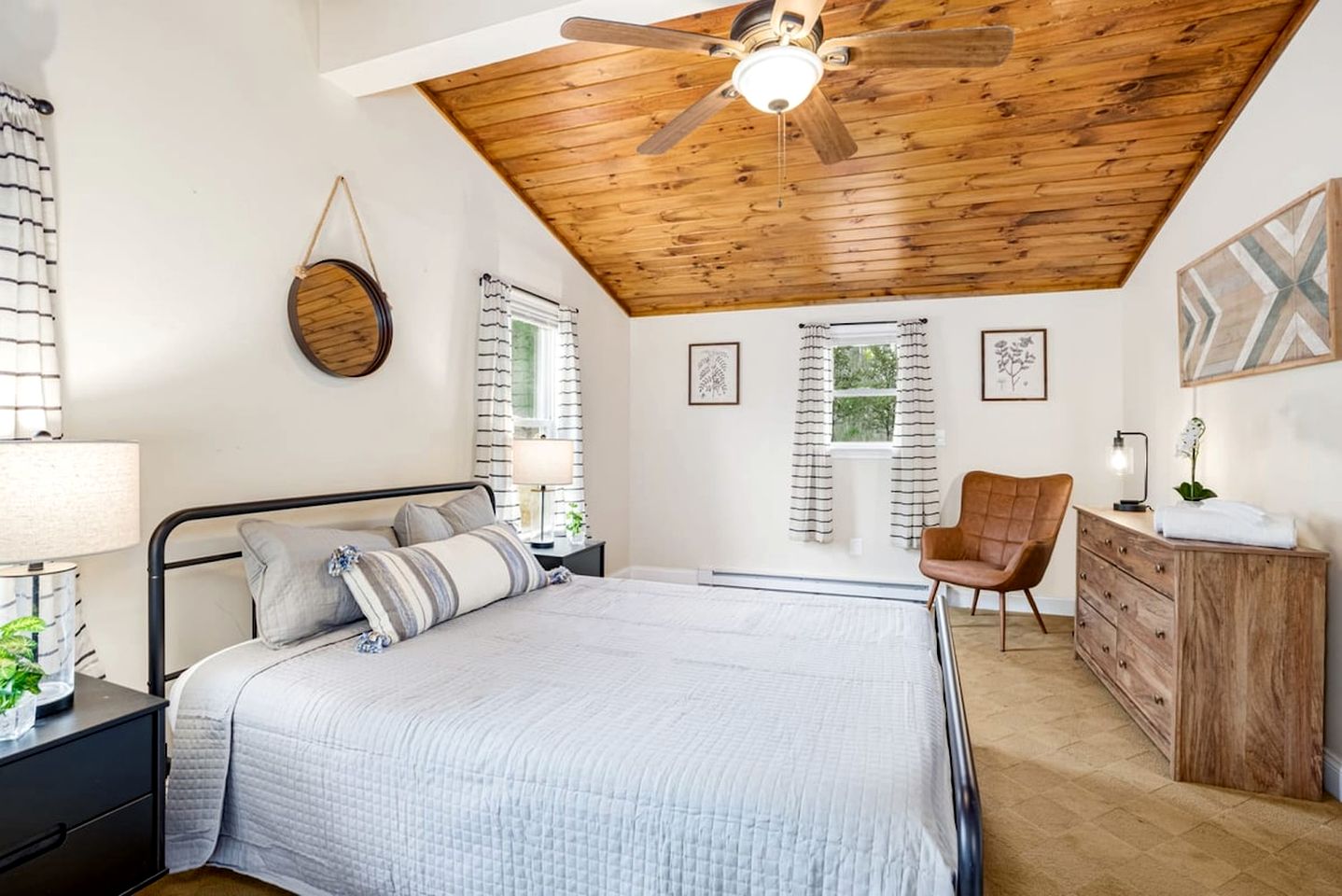 Fun and Modern Cabin with Pool Table, Hot Tub and Fire Pit for Your Perfect Getaway in Historic Harpers Ferry, WV