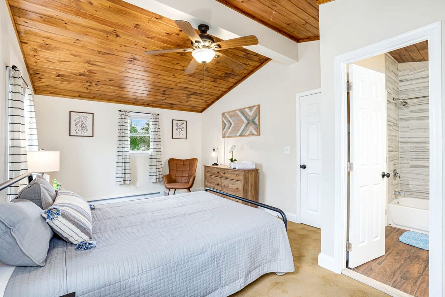 Fun and Modern Cabin with Pool Table, Hot Tub and Fire Pit for Your Perfect Getaway in Historic Harpers Ferry, WV