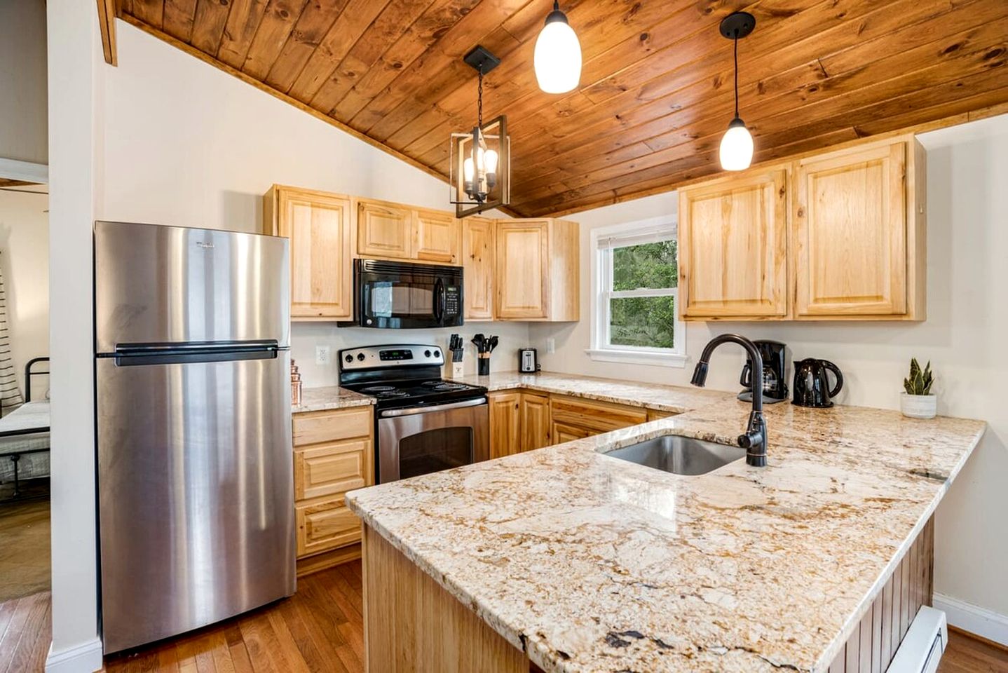 Fun and Modern Cabin with Pool Table, Hot Tub and Fire Pit for Your Perfect Getaway in Historic Harpers Ferry, WV