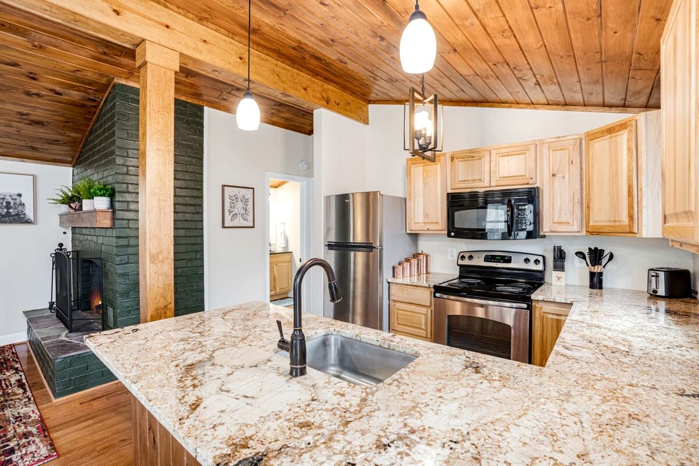 Fun and Modern Cabin with Pool Table, Hot Tub and Fire Pit for Your Perfect Getaway in Historic Harpers Ferry, WV