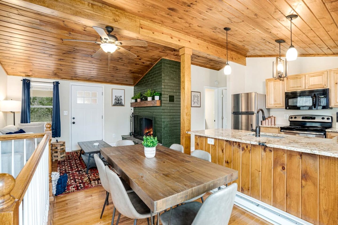 Fun and Modern Cabin with Pool Table, Hot Tub and Fire Pit for Your Perfect Getaway in Historic Harpers Ferry, WV