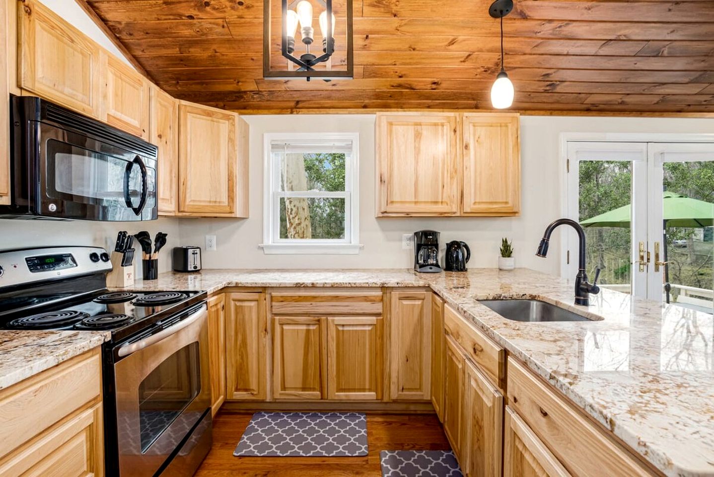 Fun and Modern Cabin with Pool Table, Hot Tub and Fire Pit for Your Perfect Getaway in Historic Harpers Ferry, WV