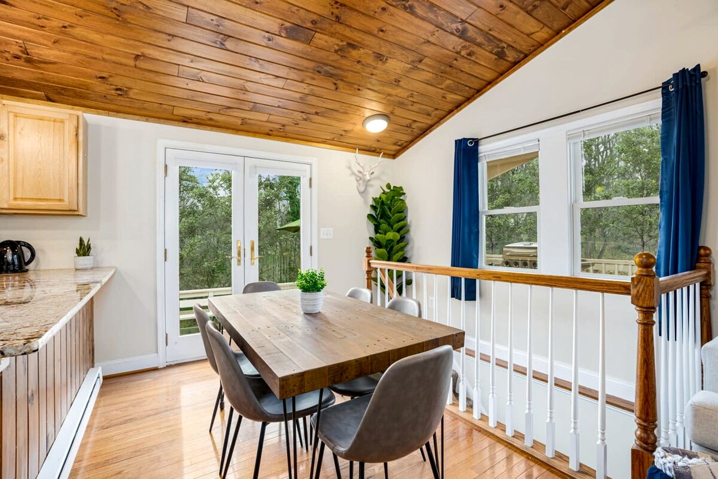 Fun and Modern Cabin with Pool Table, Hot Tub and Fire Pit for Your Perfect Getaway in Historic Harpers Ferry, WV