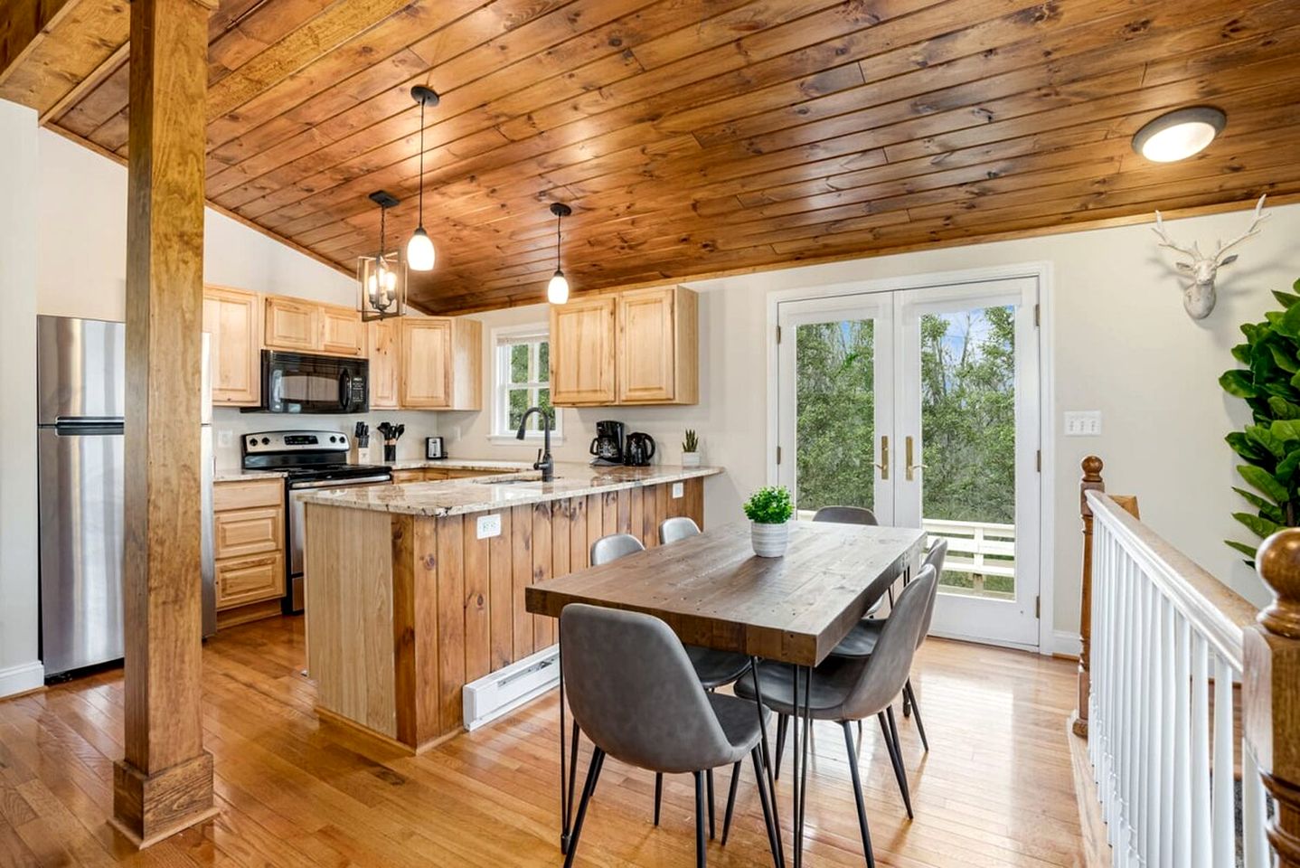 Fun and Modern Cabin with Pool Table, Hot Tub and Fire Pit for Your Perfect Getaway in Historic Harpers Ferry, WV