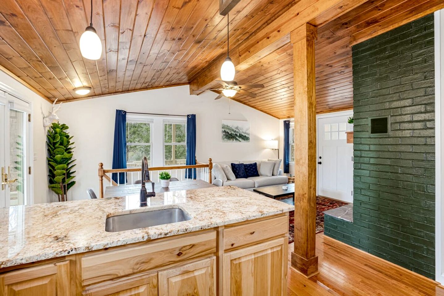 Fun and Modern Cabin with Pool Table, Hot Tub and Fire Pit for Your Perfect Getaway in Historic Harpers Ferry, WV