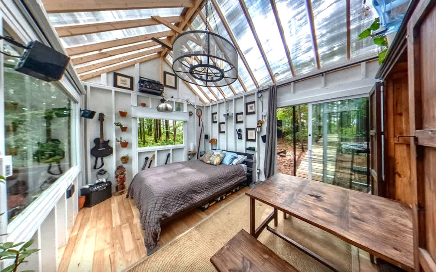 Exclusive Cabin Rental on Grant Island, with Access to Hot Tub and Lakeside Activities