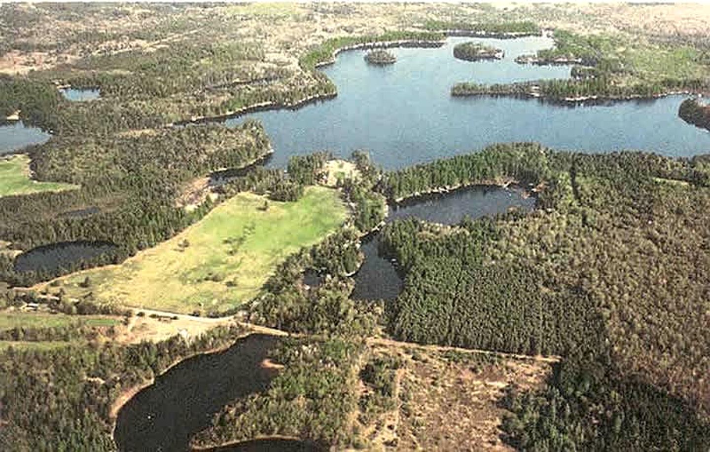 Exclusive Cabin Rental on Grant Island, with Access to Hot Tub and Lakeside Activities