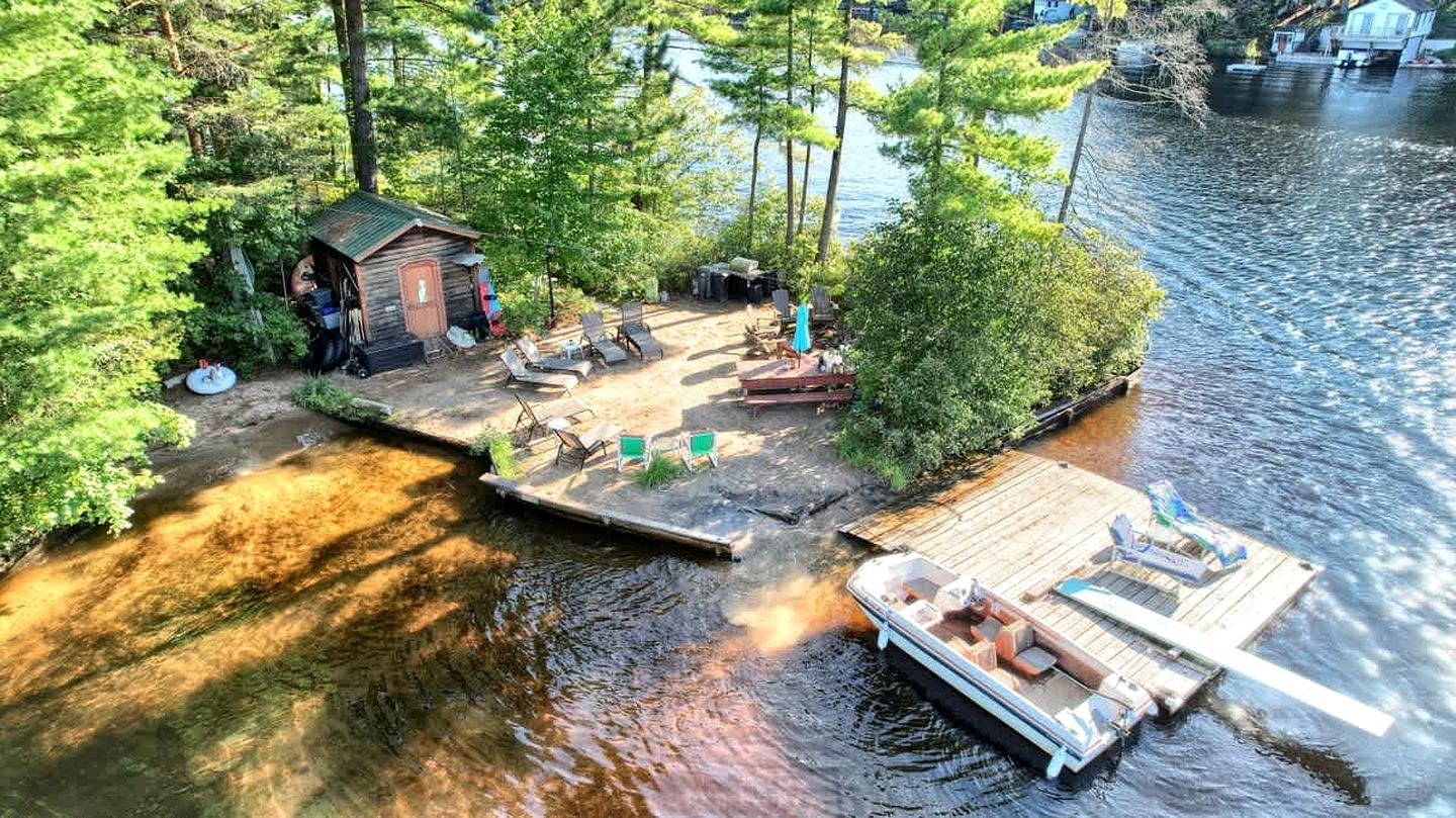 Exclusive Cabin Rental on Grant Island, with Access to Hot Tub and Lakeside Activities