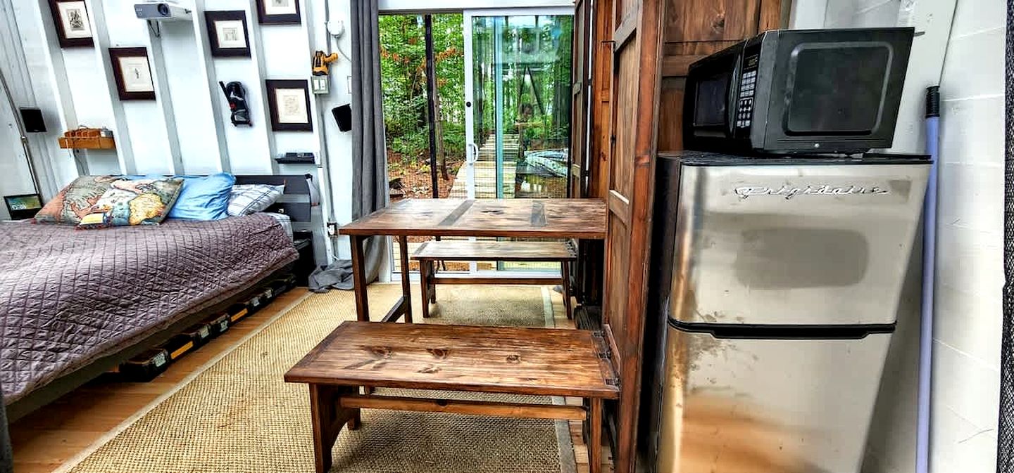 Exclusive Cabin Rental on Grant Island, with Access to Hot Tub and Lakeside Activities
