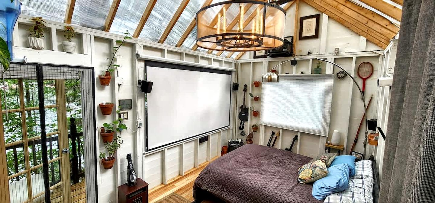 Exclusive Cabin Rental on Grant Island, with Access to Hot Tub and Lakeside Activities