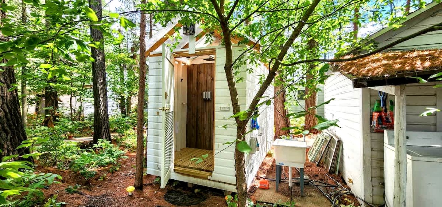 Exclusive Cabin Rental on Grant Island, with Access to Hot Tub and Lakeside Activities