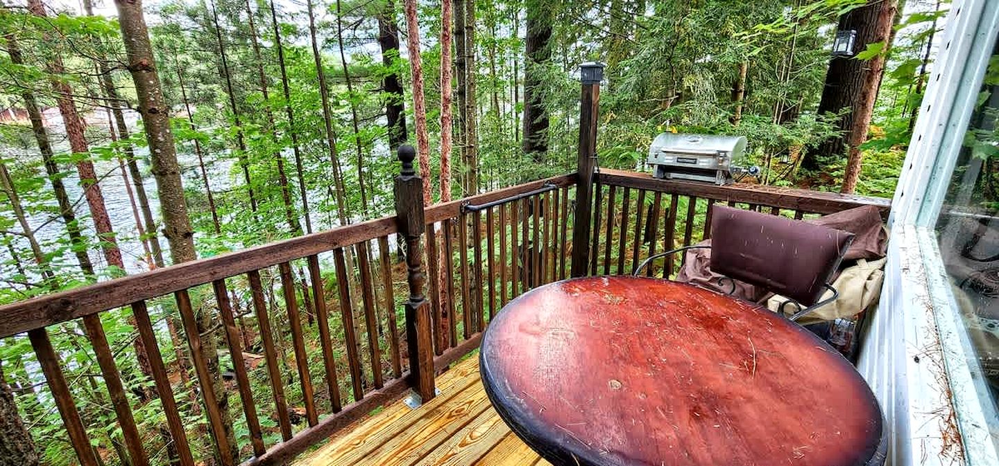 Exclusive Cabin Rental on Grant Island, with Access to Hot Tub and Lakeside Activities