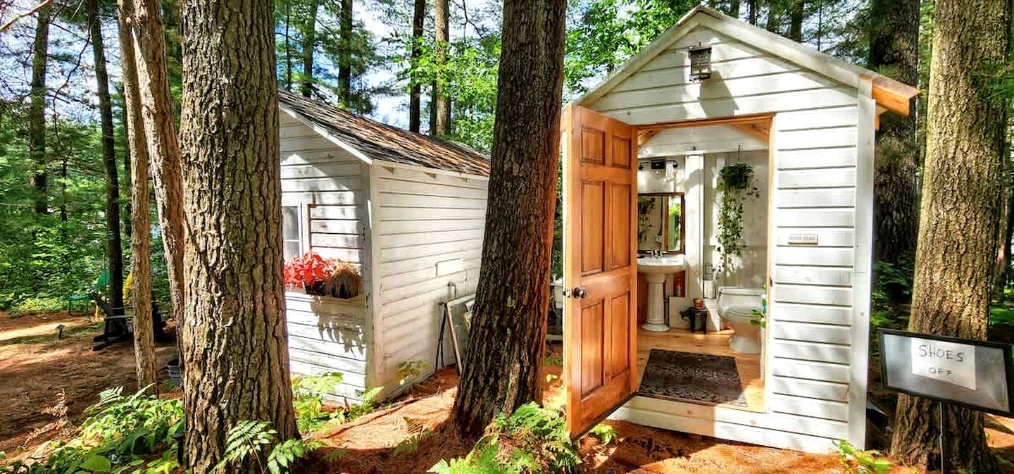 Exclusive Cabin Rental on Grant Island, with Access to Hot Tub and Lakeside Activities