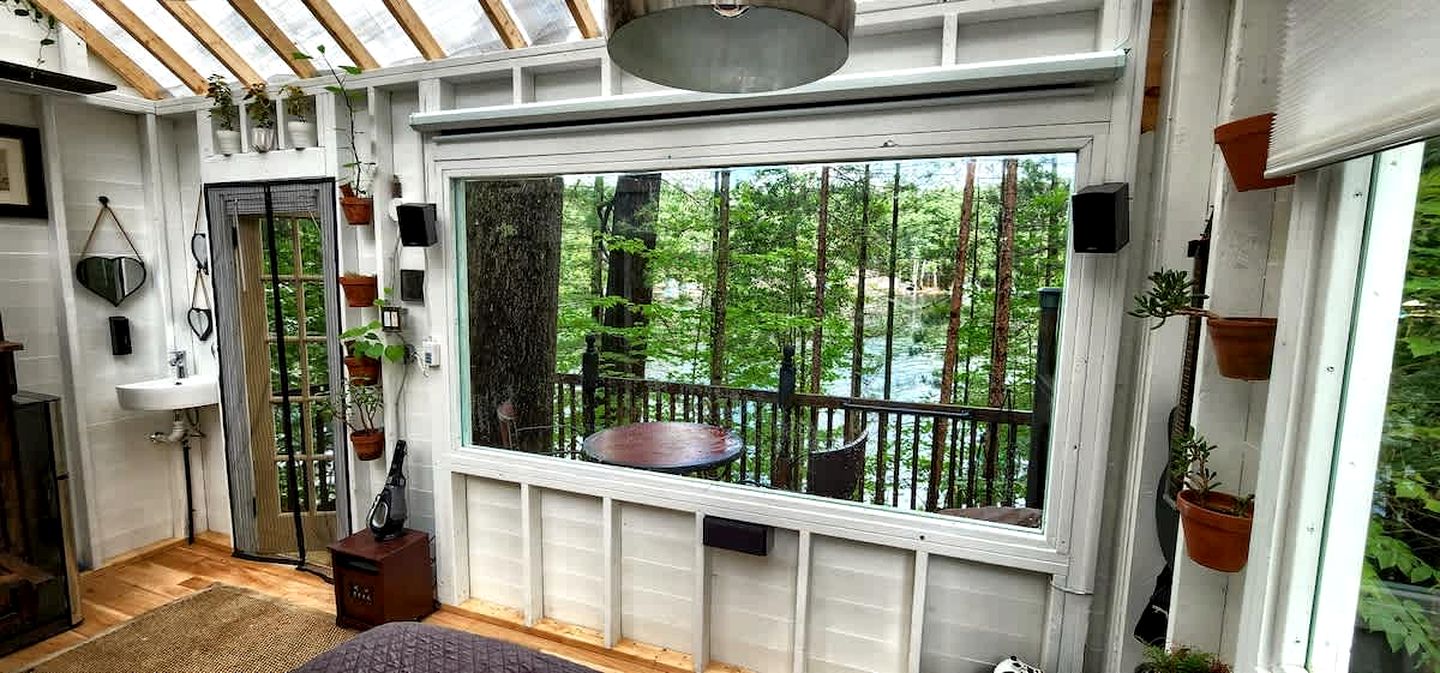Exclusive Cabin Rental on Grant Island, with Access to Hot Tub and Lakeside Activities