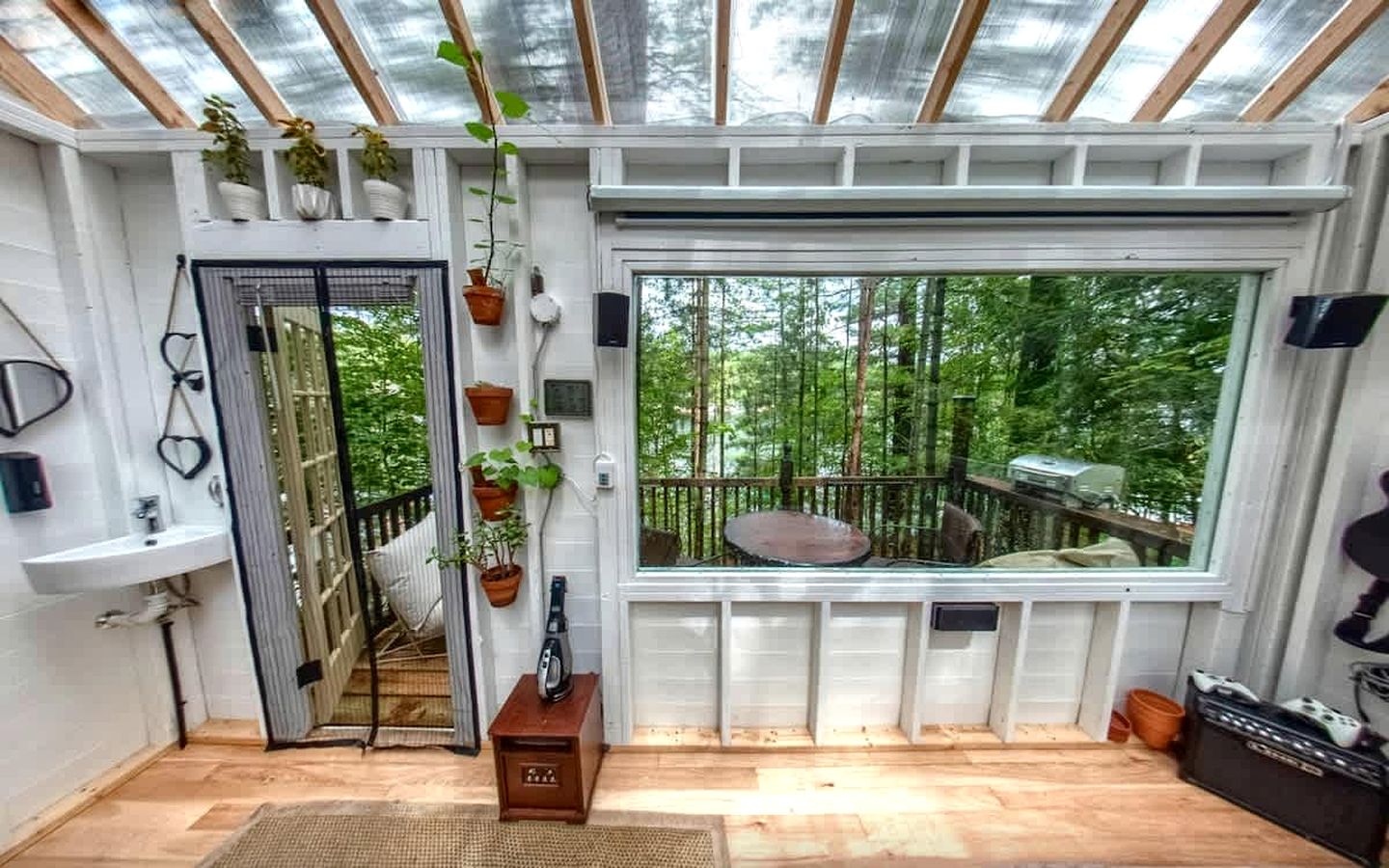 Exclusive Cabin Rental on Grant Island, with Access to Hot Tub and Lakeside Activities