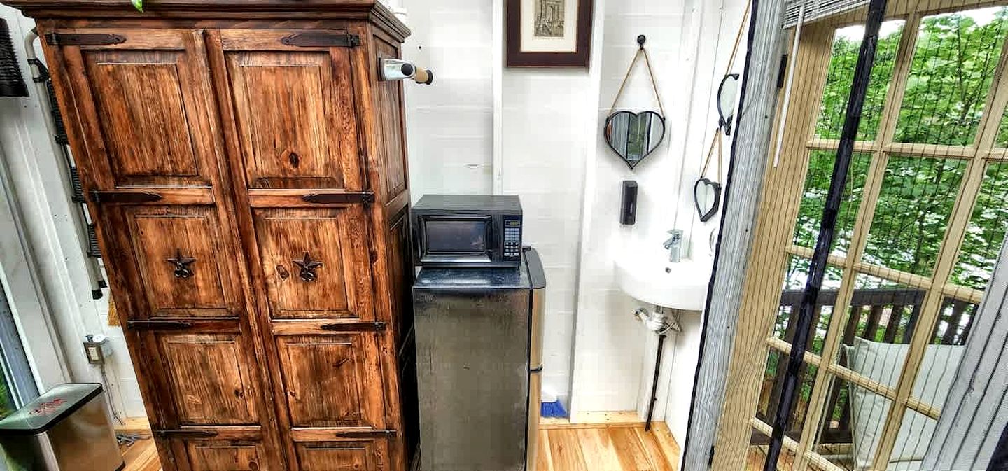 Exclusive Cabin Rental on Grant Island, with Access to Hot Tub and Lakeside Activities