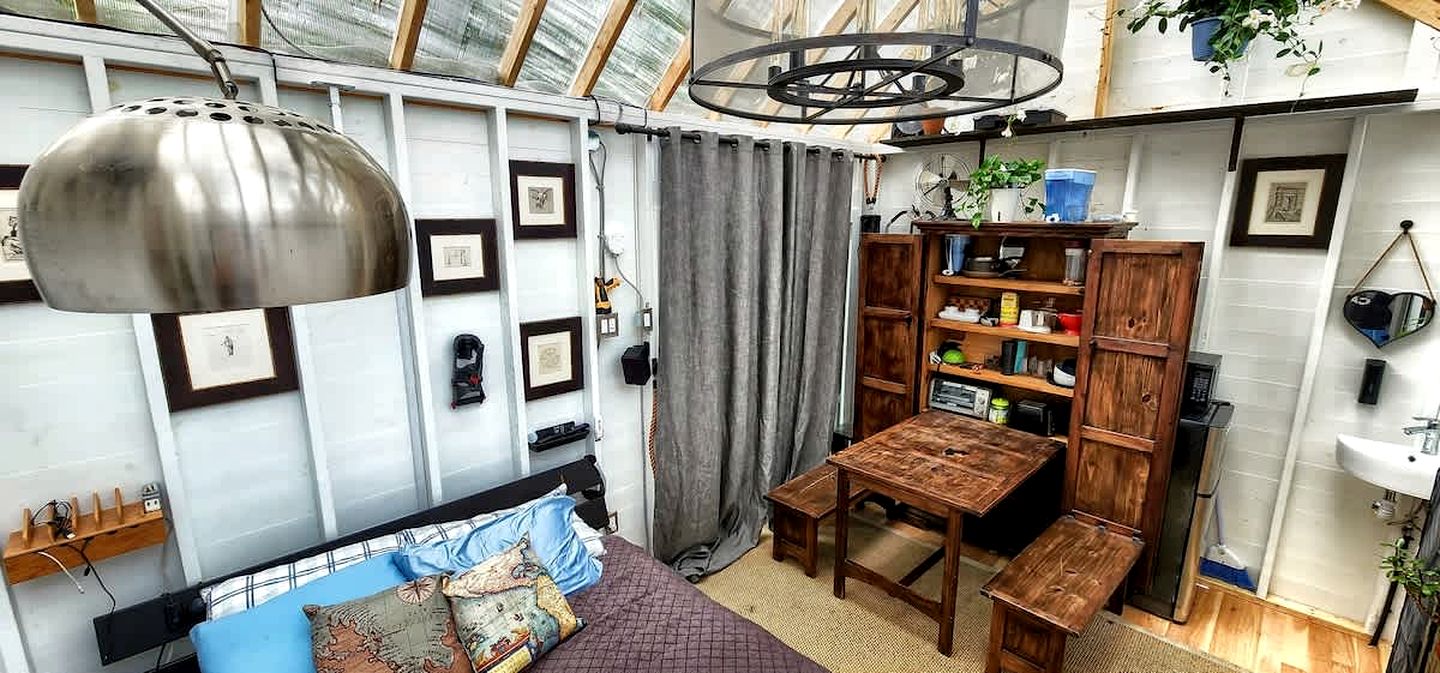 Exclusive Cabin Rental on Grant Island, with Access to Hot Tub and Lakeside Activities