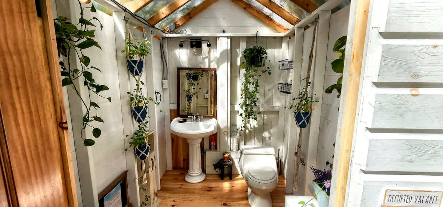 Exclusive Cabin Rental on Grant Island, with Access to Hot Tub and Lakeside Activities