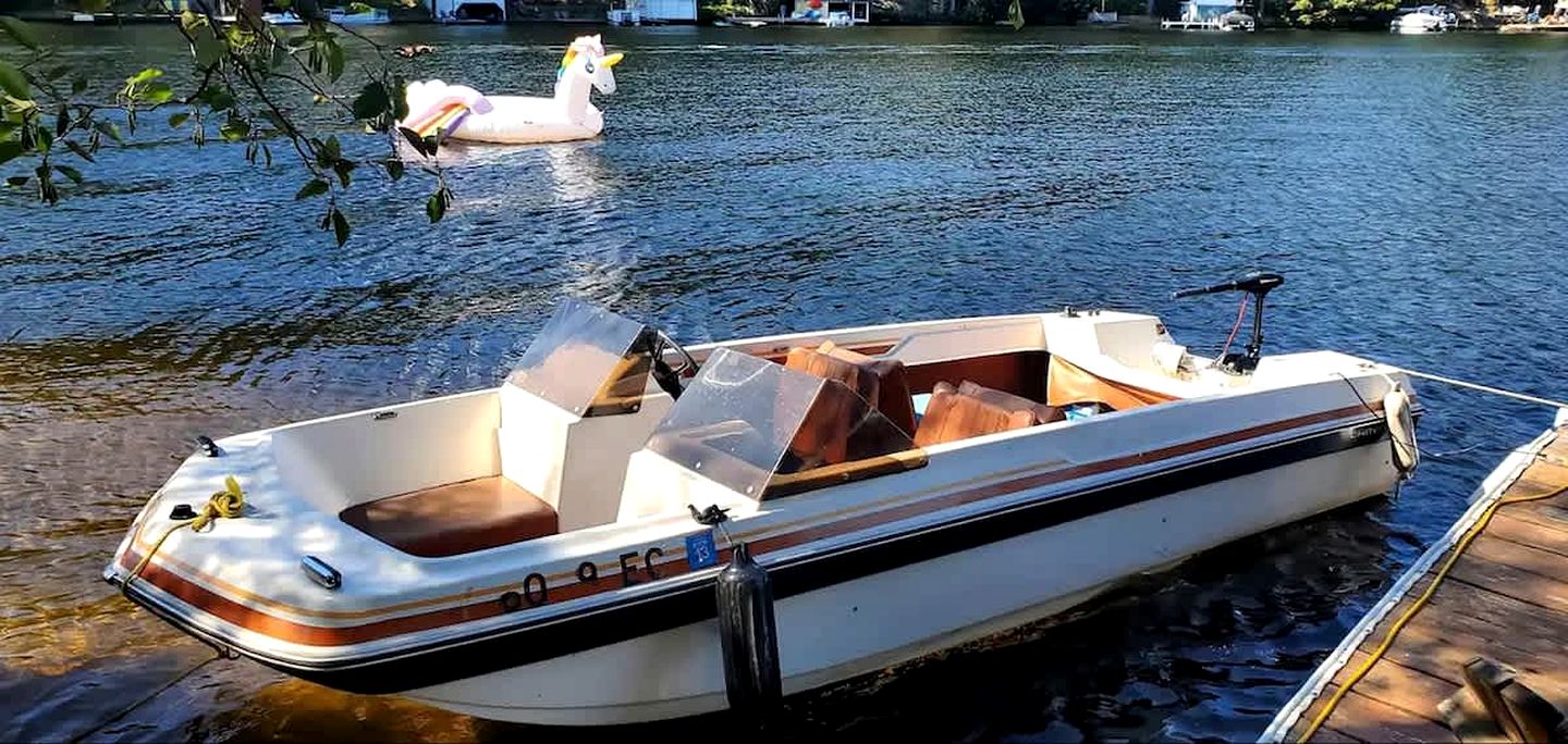 Exclusive Cabin Rental on Grant Island, with Access to Hot Tub and Lakeside Activities