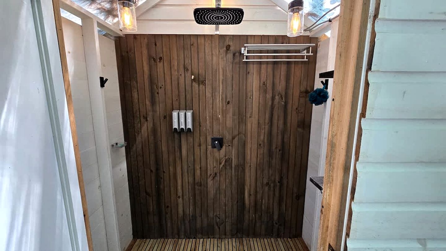 Exclusive Cabin Rental on Grant Island, with Access to Hot Tub and Lakeside Activities