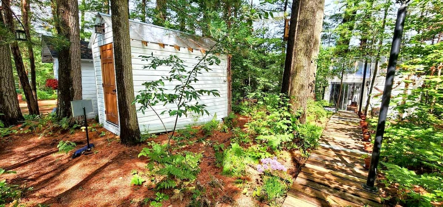 Exclusive Cabin Rental on Grant Island, with Access to Hot Tub and Lakeside Activities