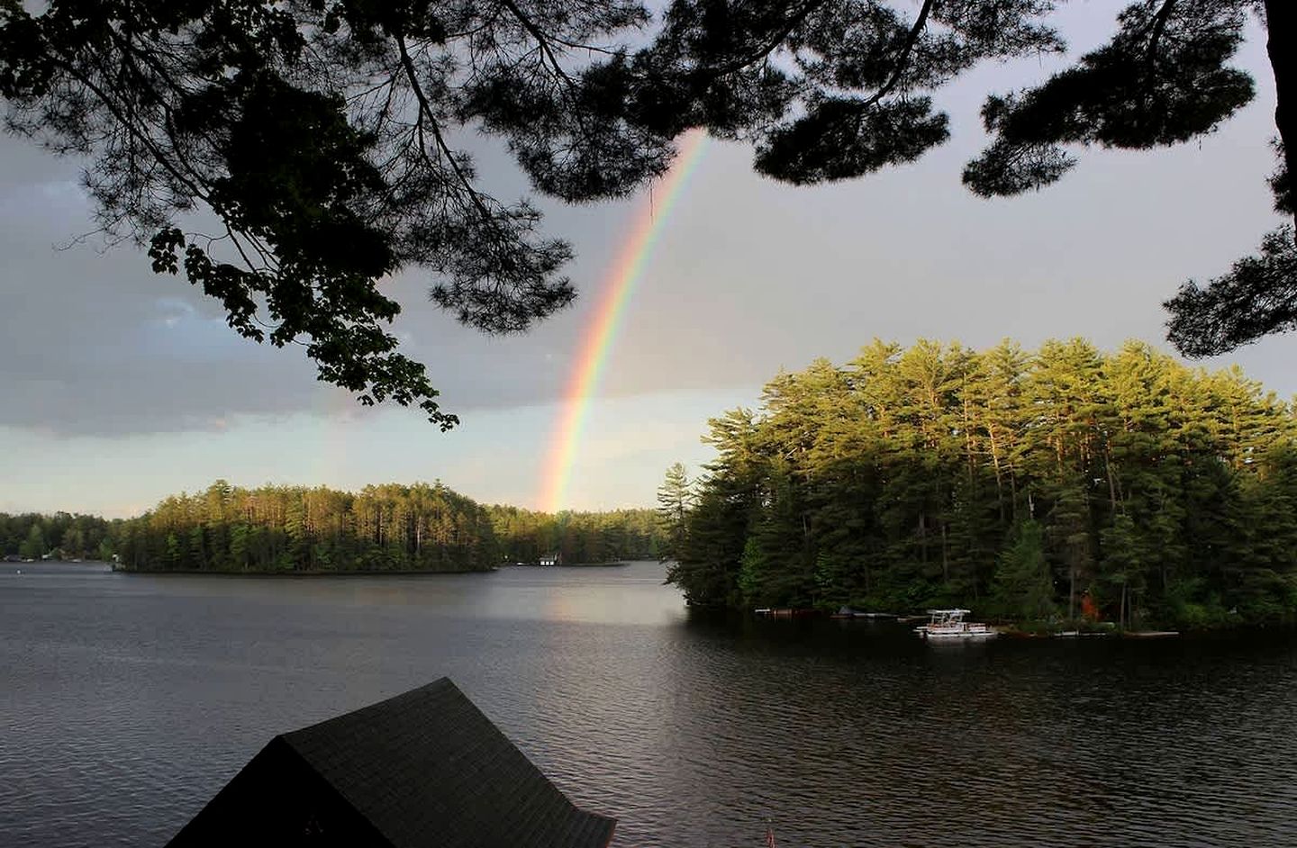 Exclusive Cabin Rental on Grant Island, with Access to Hot Tub and Lakeside Activities