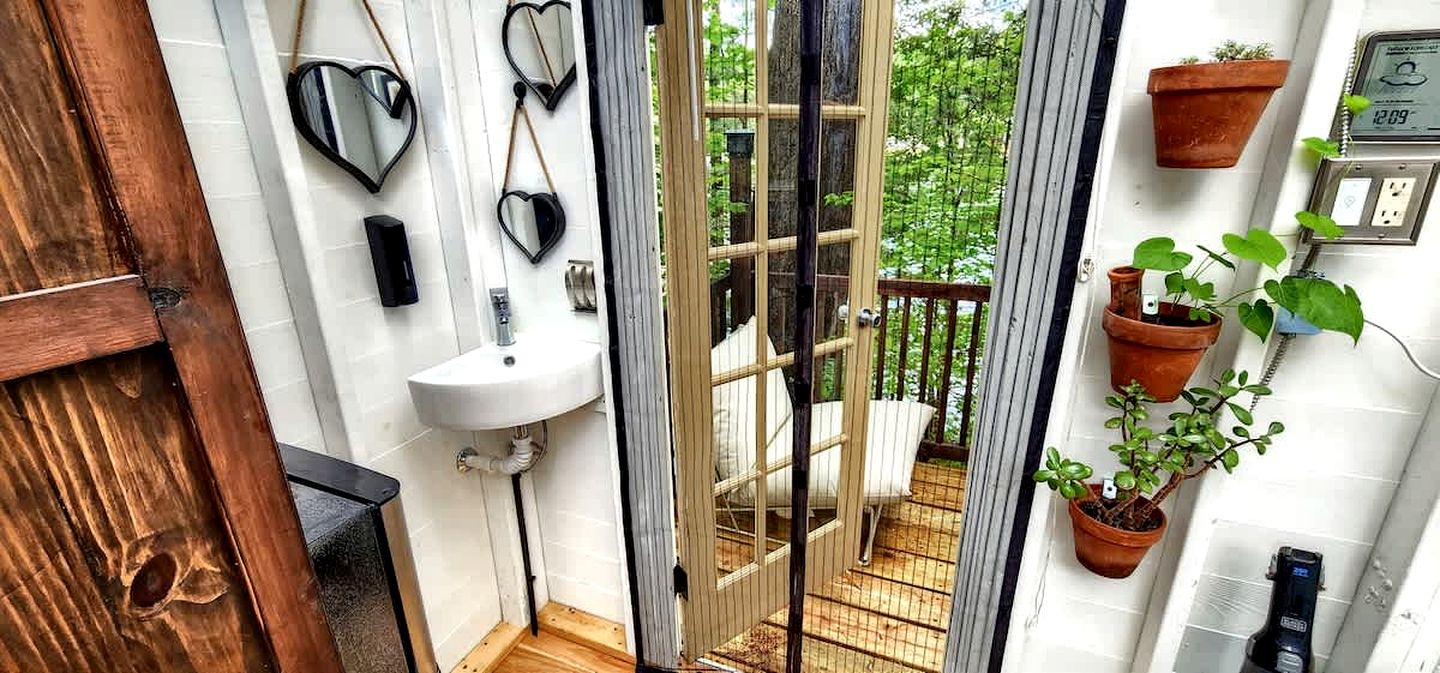 Exclusive Cabin Rental on Grant Island, with Access to Hot Tub and Lakeside Activities