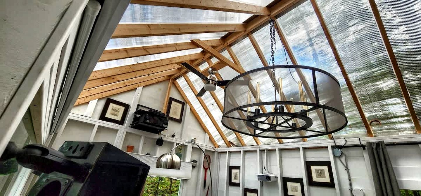 Exclusive Cabin Rental on Grant Island, with Access to Hot Tub and Lakeside Activities