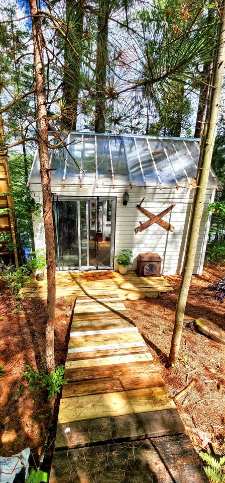 Exclusive Cabin Rental on Grant Island, with Access to Hot Tub and Lakeside Activities