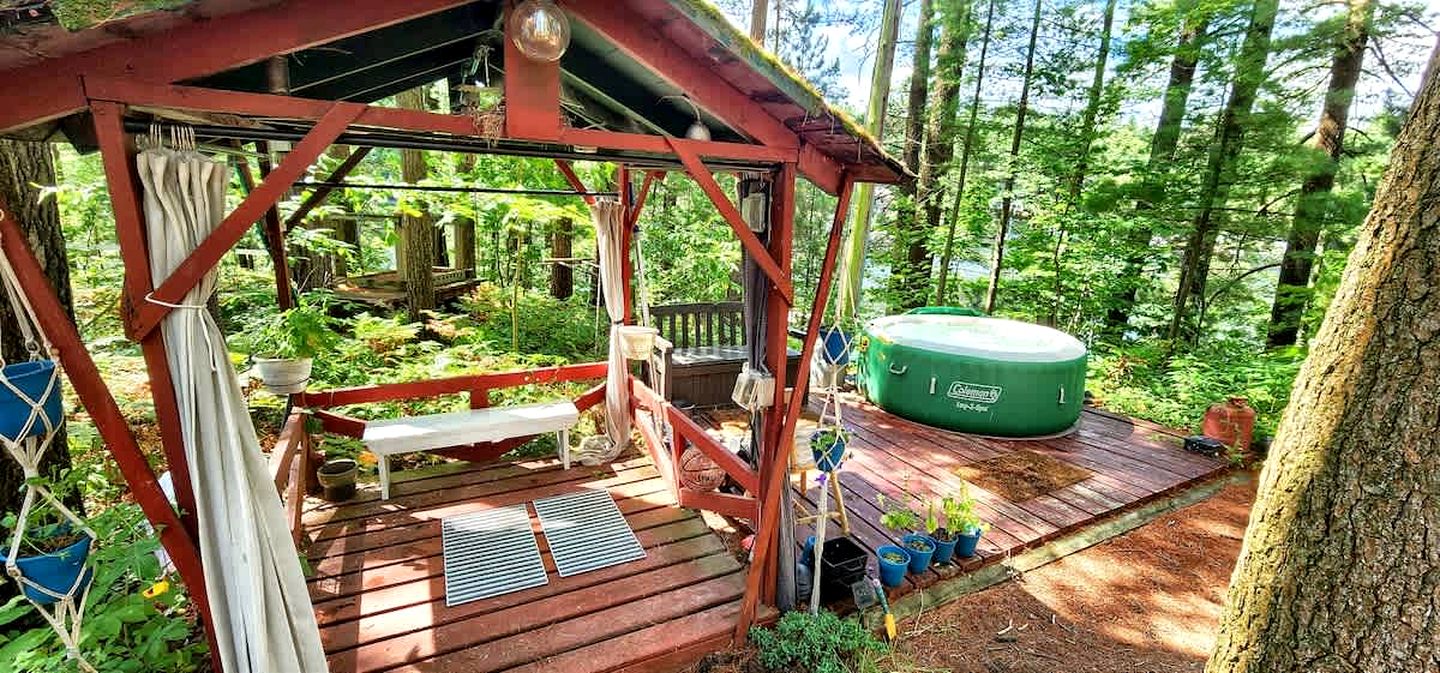 Exclusive Cabin Rental on Grant Island, with Access to Hot Tub and Lakeside Activities