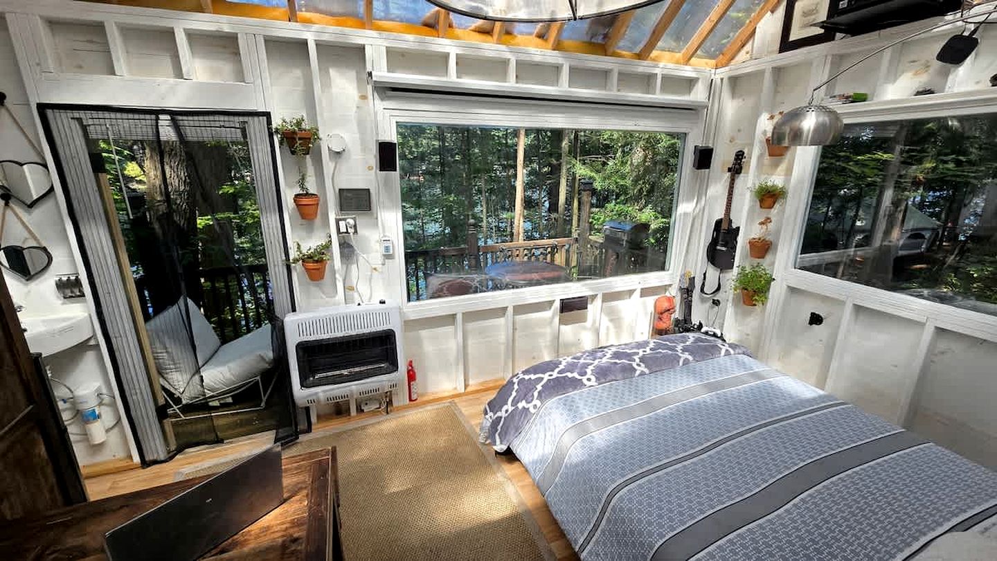 Exclusive Cabin Rental on Grant Island, with Access to Hot Tub and Lakeside Activities