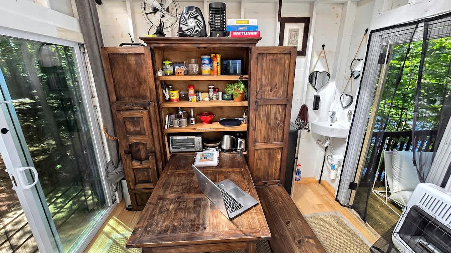 Exclusive Cabin Rental on Grant Island, with Access to Hot Tub and Lakeside Activities