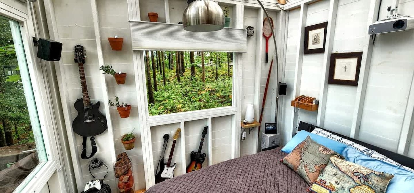Exclusive Cabin Rental on Grant Island, with Access to Hot Tub and Lakeside Activities