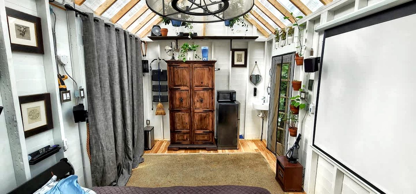Exclusive Cabin Rental on Grant Island, with Access to Hot Tub and Lakeside Activities
