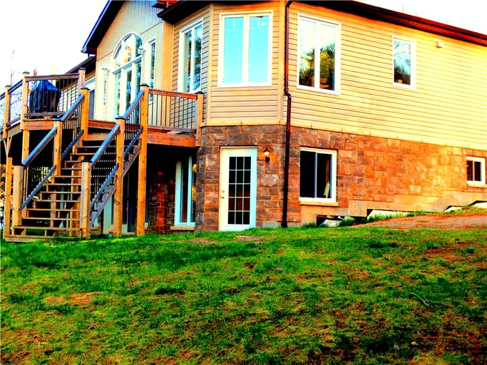 Executive Cottage Rental Waterfront Oasis, Cabins, Kipawa, Canada Glamping Hub