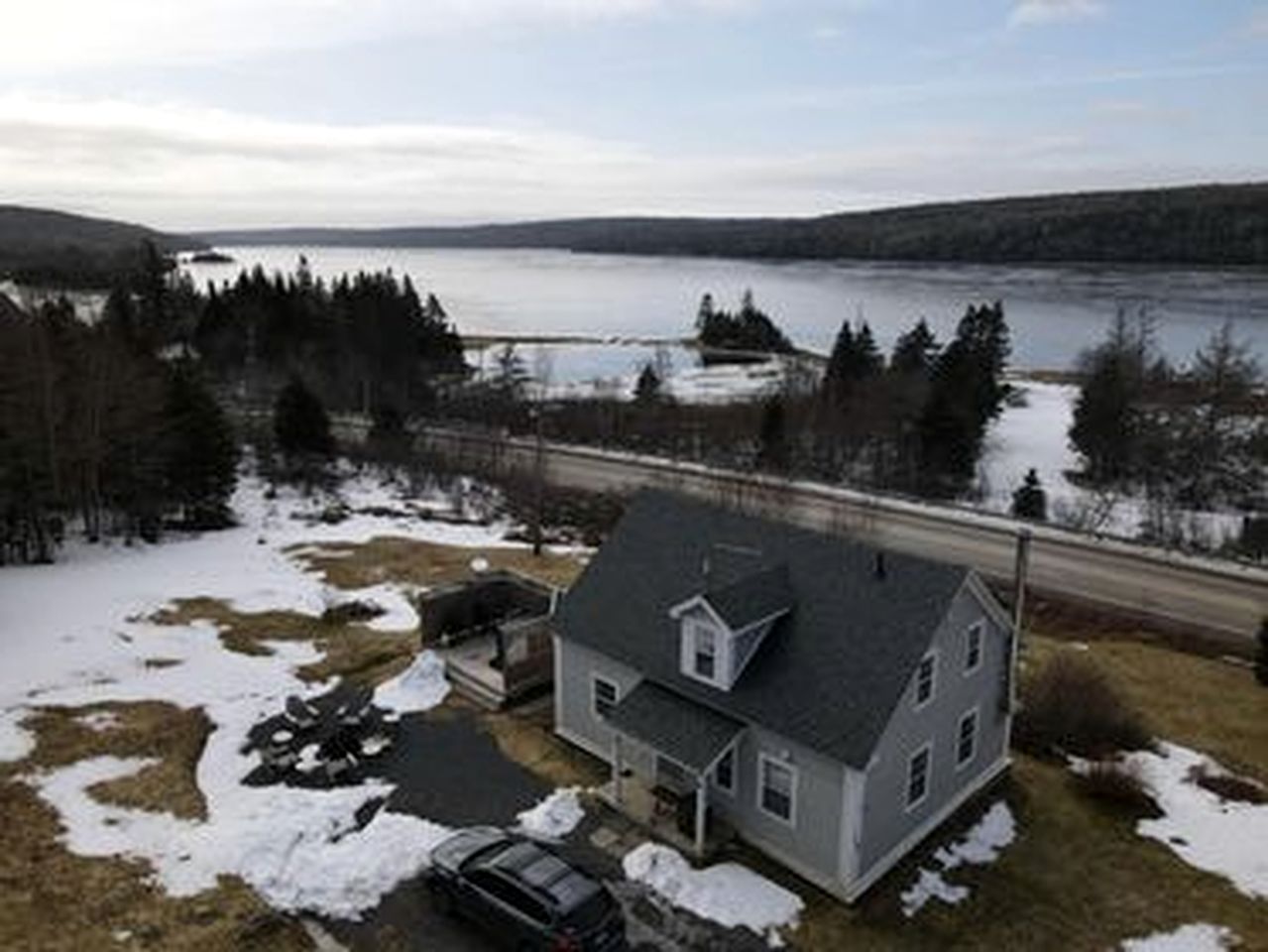 E﻿xperience Nature's Beauty: District of Guysborough Lakefront Cottage Escape