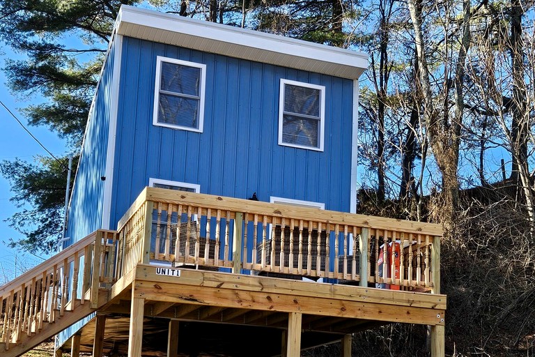 Elevated Cottage Nestled in Nature and near the New River in Draper, Virginia, Perfect for a Weekend Escape