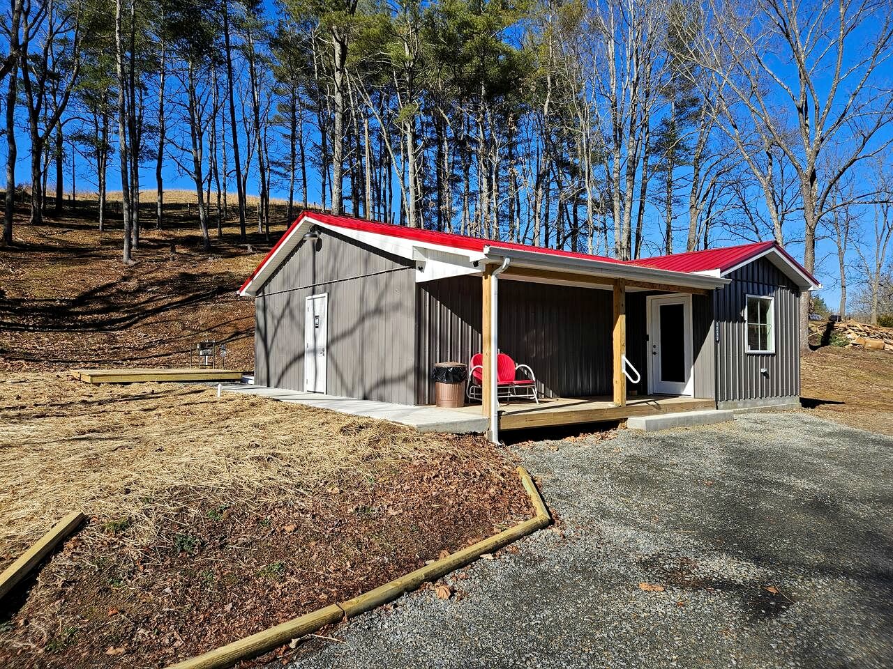 Elevated Cottage Nestled in Nature and near the New River in Draper, Virginia, Perfect for a Weekend Escape