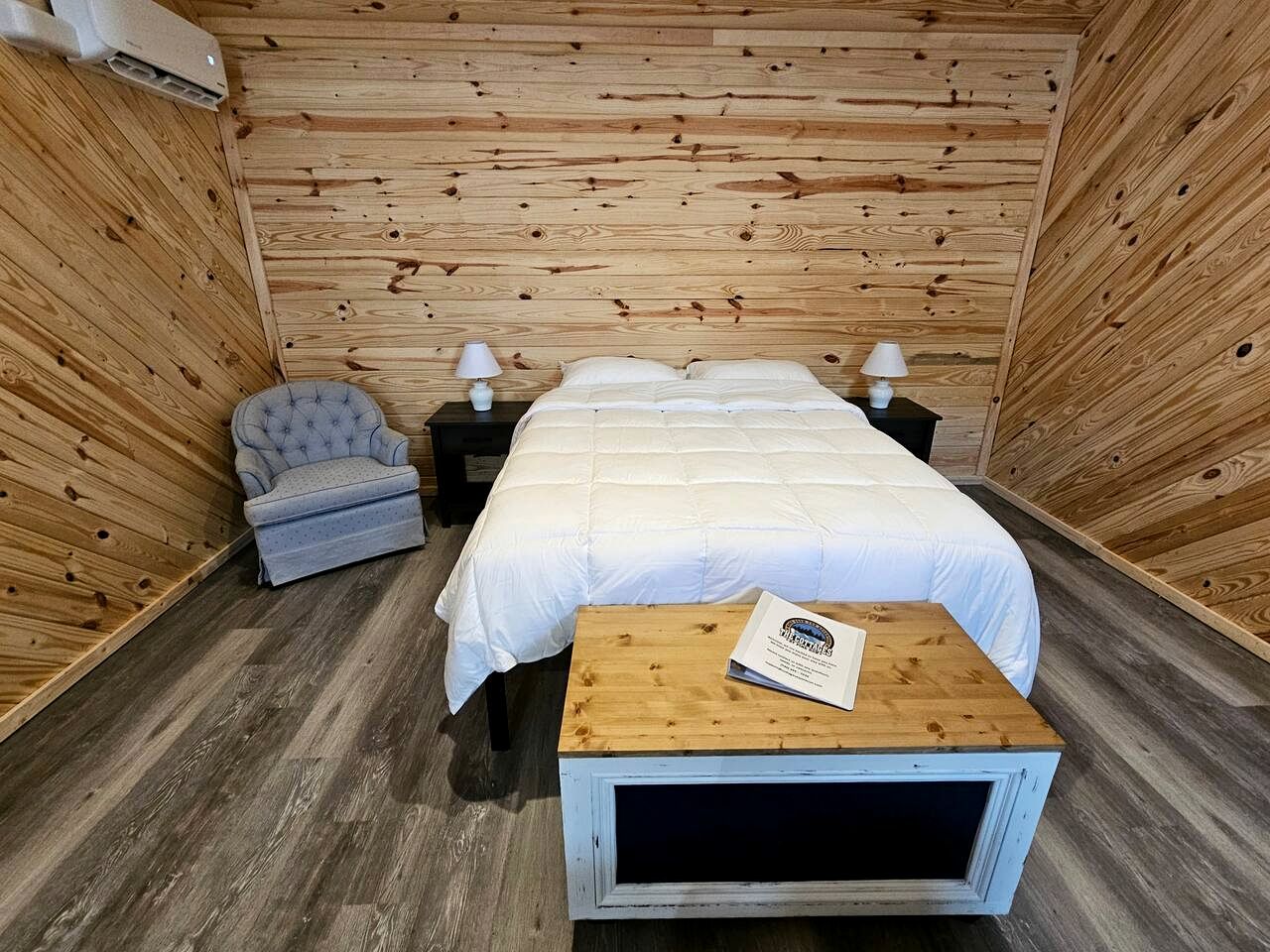 Elevated Cottage Nestled in Nature and near the New River in Draper, Virginia, Perfect for a Weekend Escape