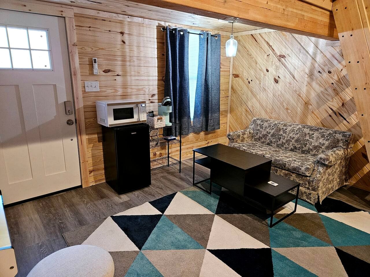 Elevated Cottage Nestled in Nature and near the New River in Draper, Virginia, Perfect for a Weekend Escape