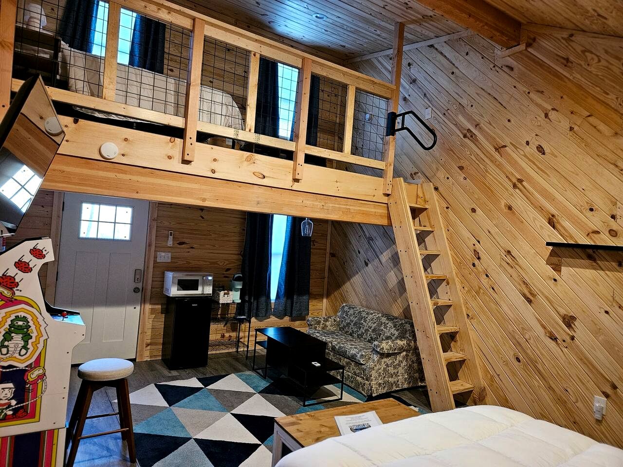 Elevated Cottage Nestled in Nature and near the New River in Draper, Virginia, Perfect for a Weekend Escape
