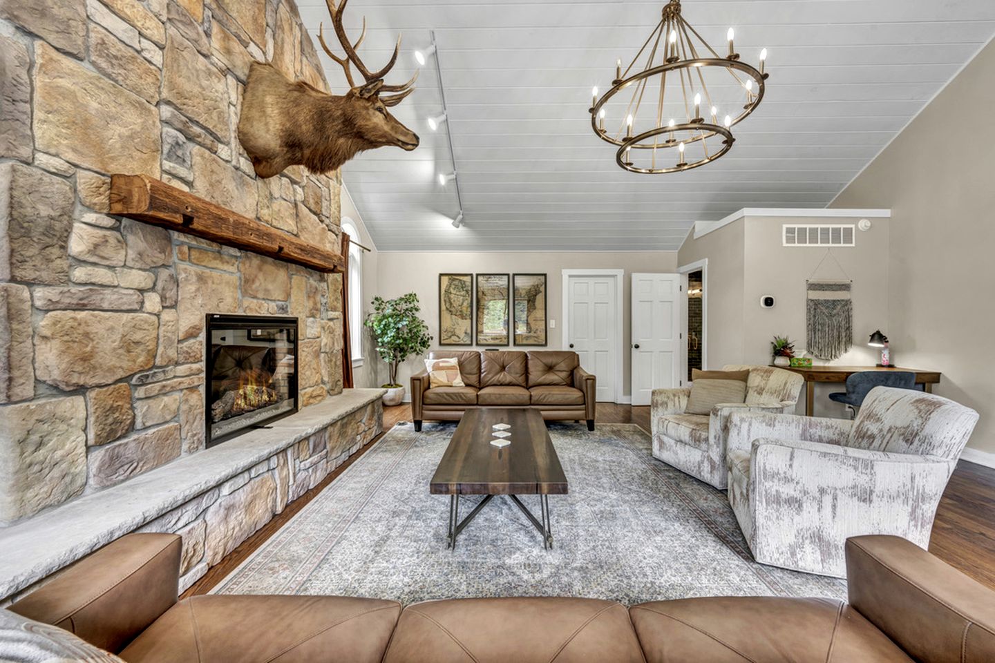 Exquisite Cabin with Amazing Interior and Exterior in Sarahsville, Ohio