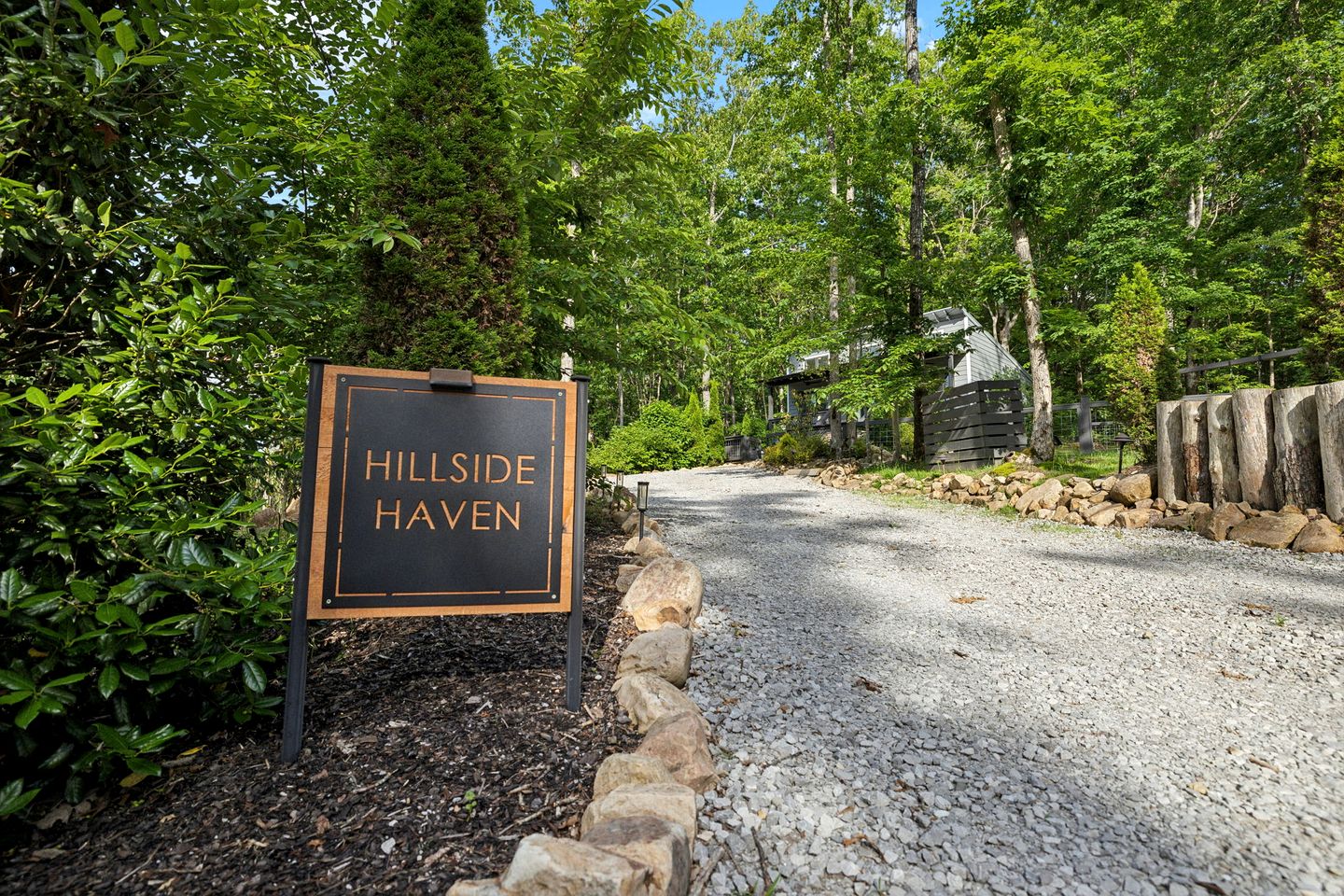 Exquisite Cabin with Stunning Interior, Outdoor Deck and Hot-Tub in Tennessee