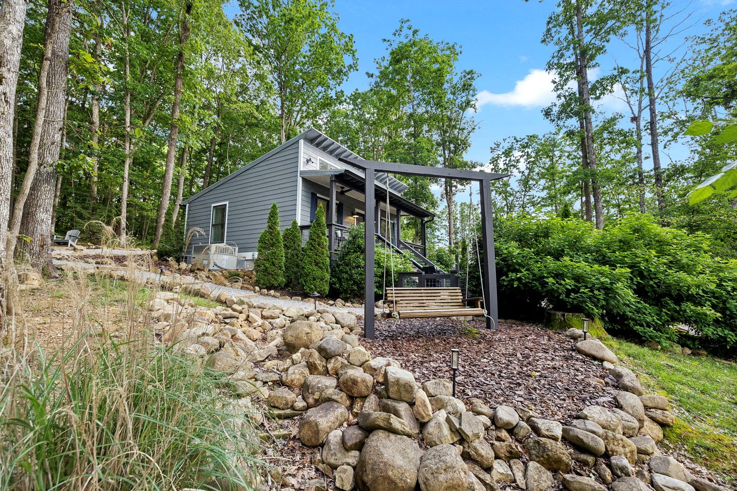 Exquisite Cabin with Stunning Interior, Outdoor Deck and Hot-Tub in Tennessee