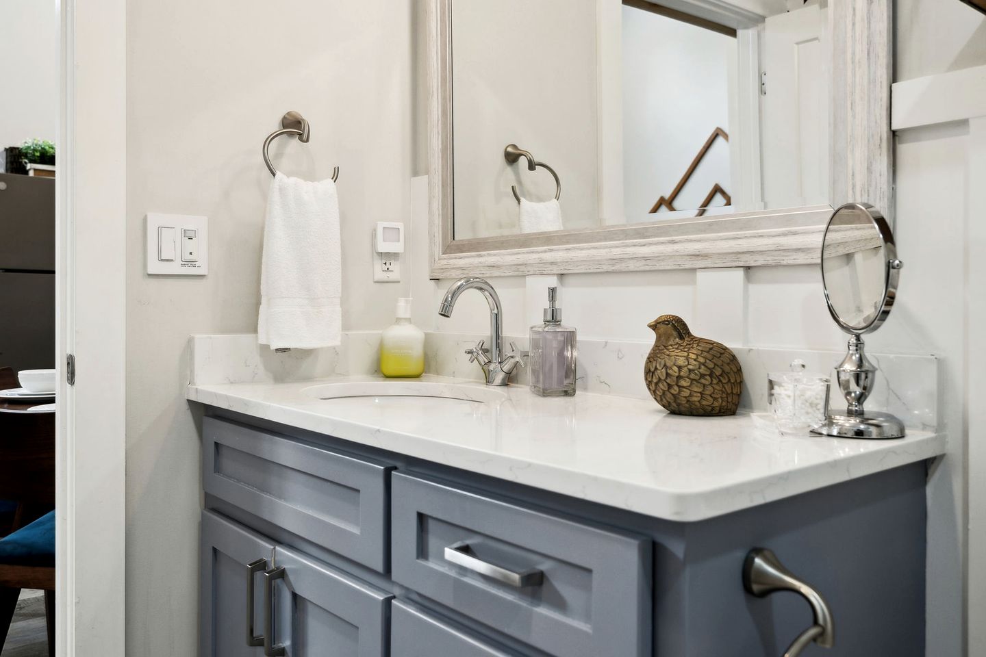 Exquisite Cabin with Stunning Interior, Outdoor Deck and Hot-Tub in Tennessee