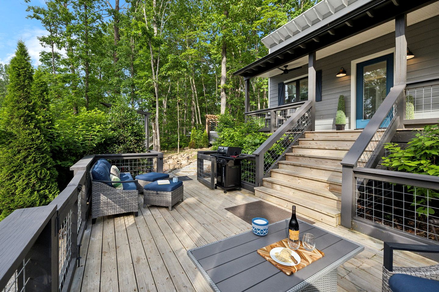 Exquisite Cabin with Stunning Interior, Outdoor Deck and Hot-Tub in Tennessee